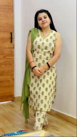 Ayushi Pandey review photo