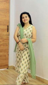 Ayushi Pandey review photo