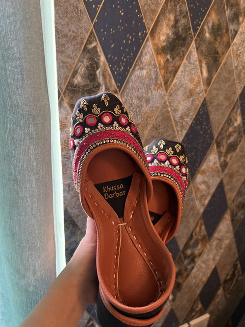Aaina (Black)