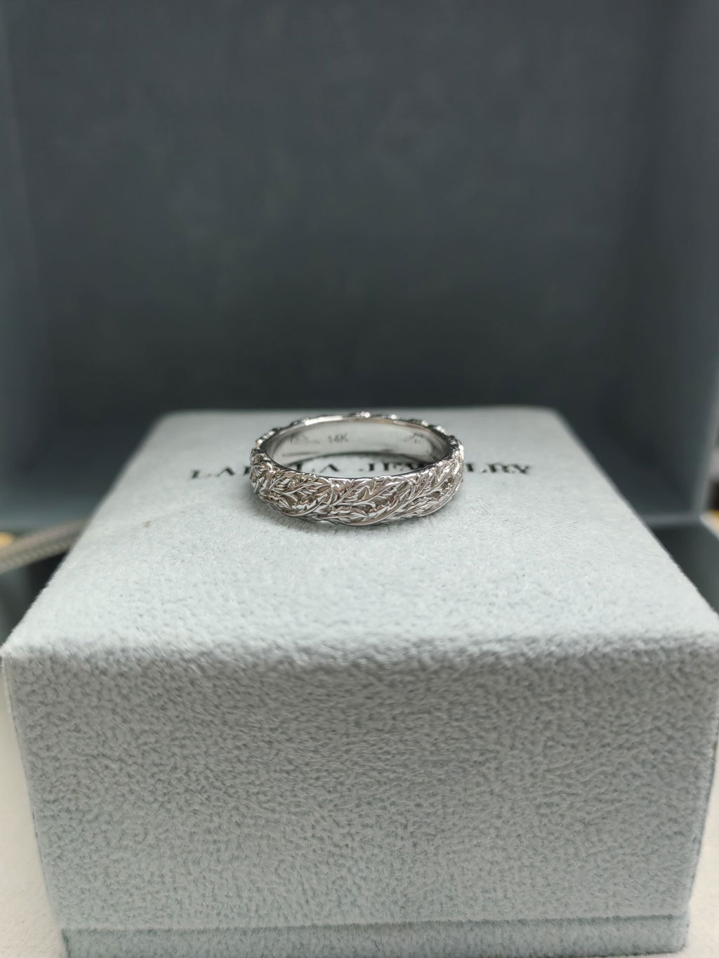 Nature-Inspired Leaf Carved Men's Wedding Band