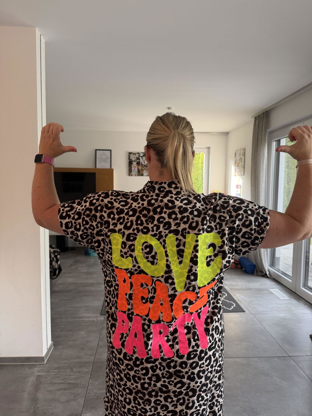 Kleid Leo mit Rückenprint Vorbestellung (Lieferbar ab ca. 6.8.2026)
