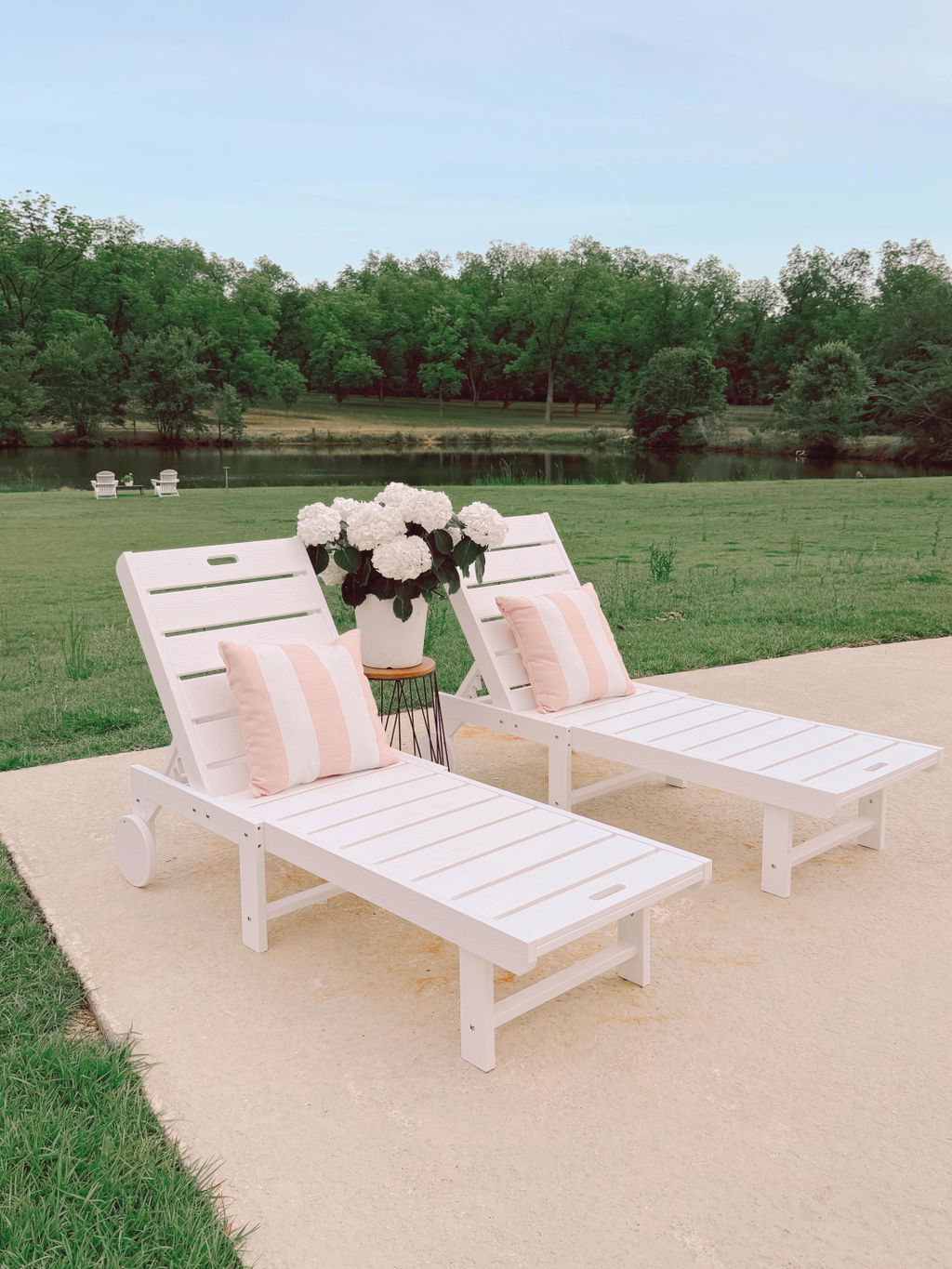 Hayley Outdoor Chaise Lounge Chair with Wheels