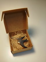 Colgante artesanal golondrina en madera de ébano y arce