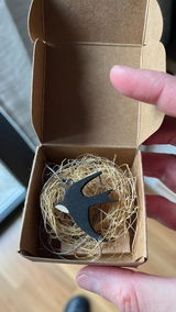 Colgante artesanal golondrina en madera de ébano y arce