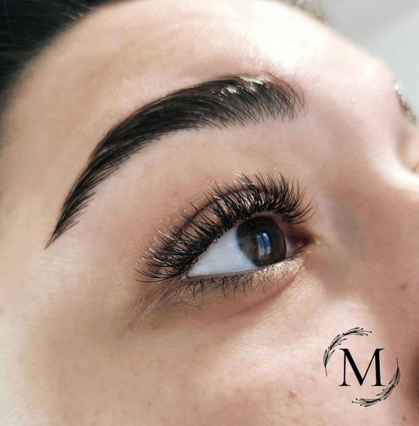 Pose d'extensions de cils avec la colle Magnetic 2 secondes