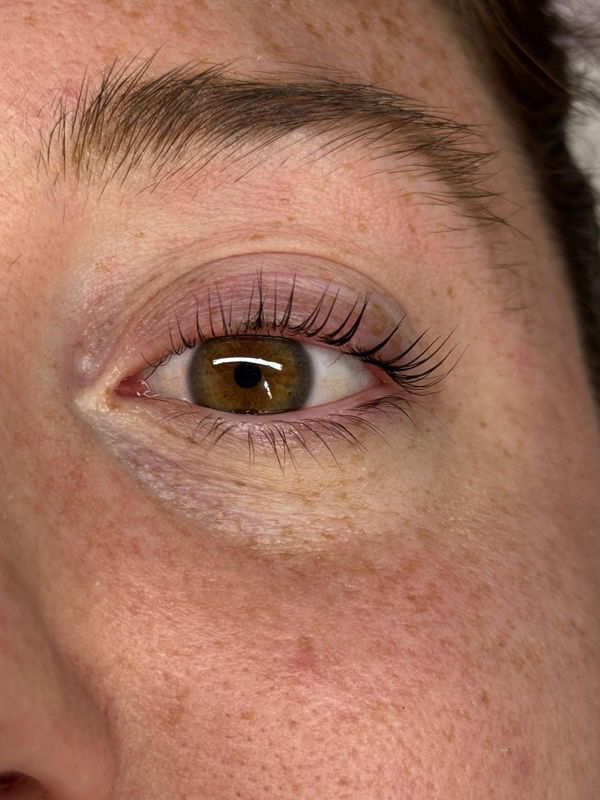 Rehaussement de cils réalisé avec le kit Maison Regard