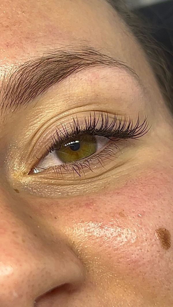 Pose d'extensions de cils avec la colle Magnetic Rush