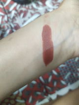 A confused lipstick buyer review photo
