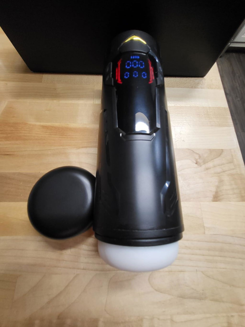 XT4: Handsfree-masturbator med aktivt klämgrepp, sug, juckande rörelse & vibration