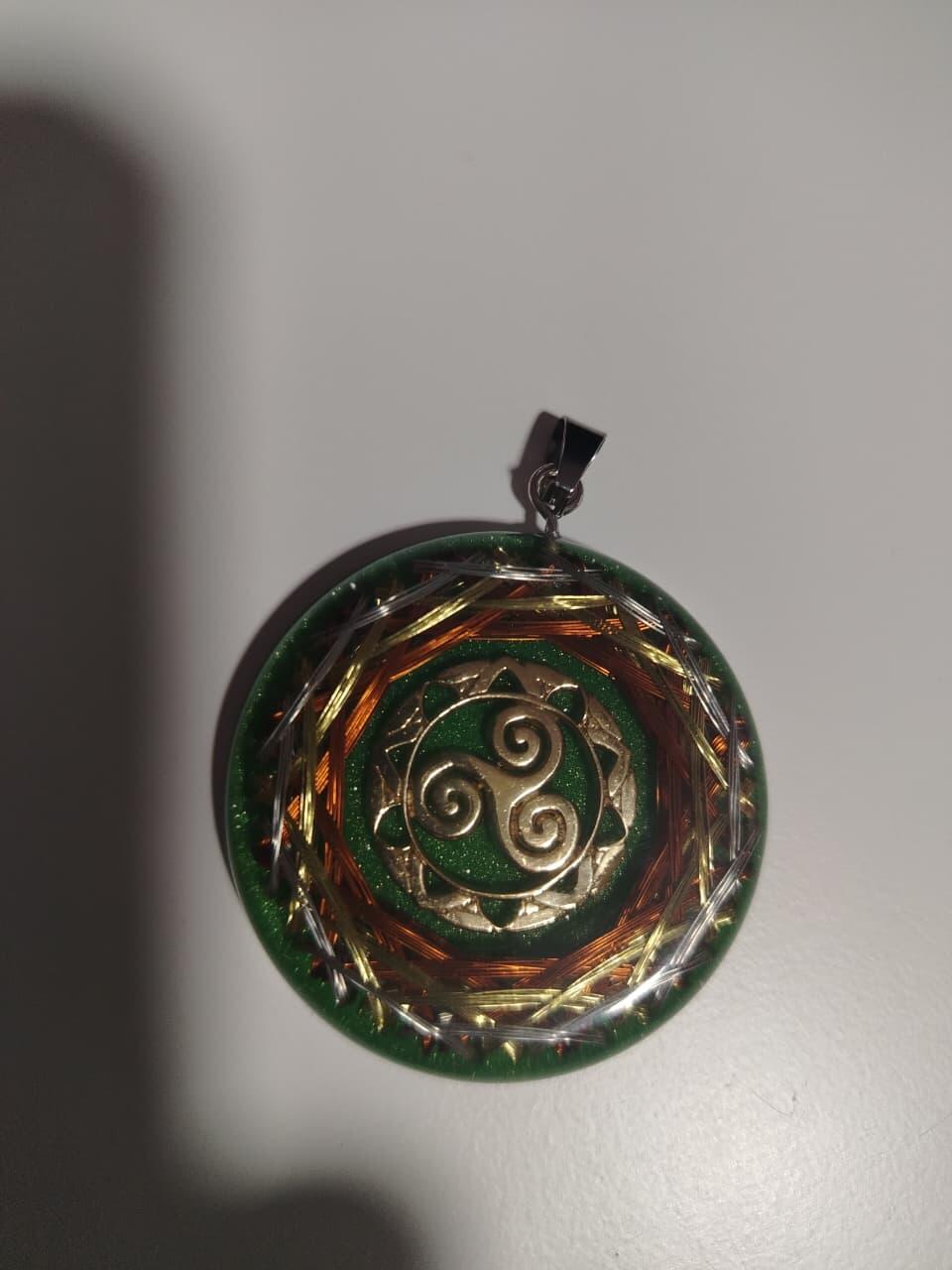 ✨ Nuevo Collar de Orgonita con Triskel de Oro ✨ para Equilibrio y Protección : Energía de Nueva Generación