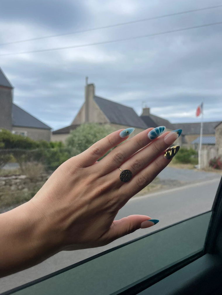 Avis de Marine — Golden Blue, press-on nails Mimi