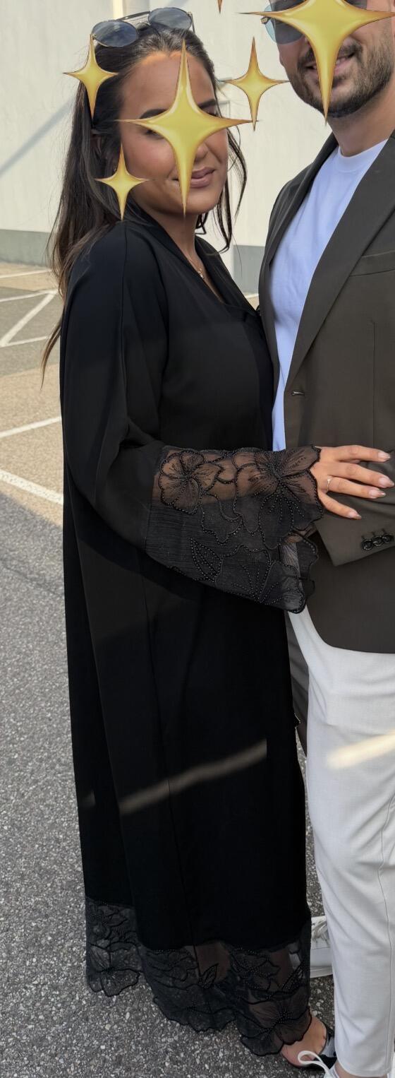 Von einer Kundin geteiltes Foto — Abaya Dubai Nafisa Schwarz – Koreanische Seide Premium