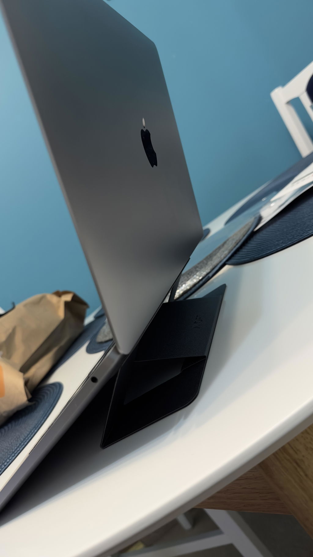 MOFT Stand - samoprzylepny stojak do laptopa