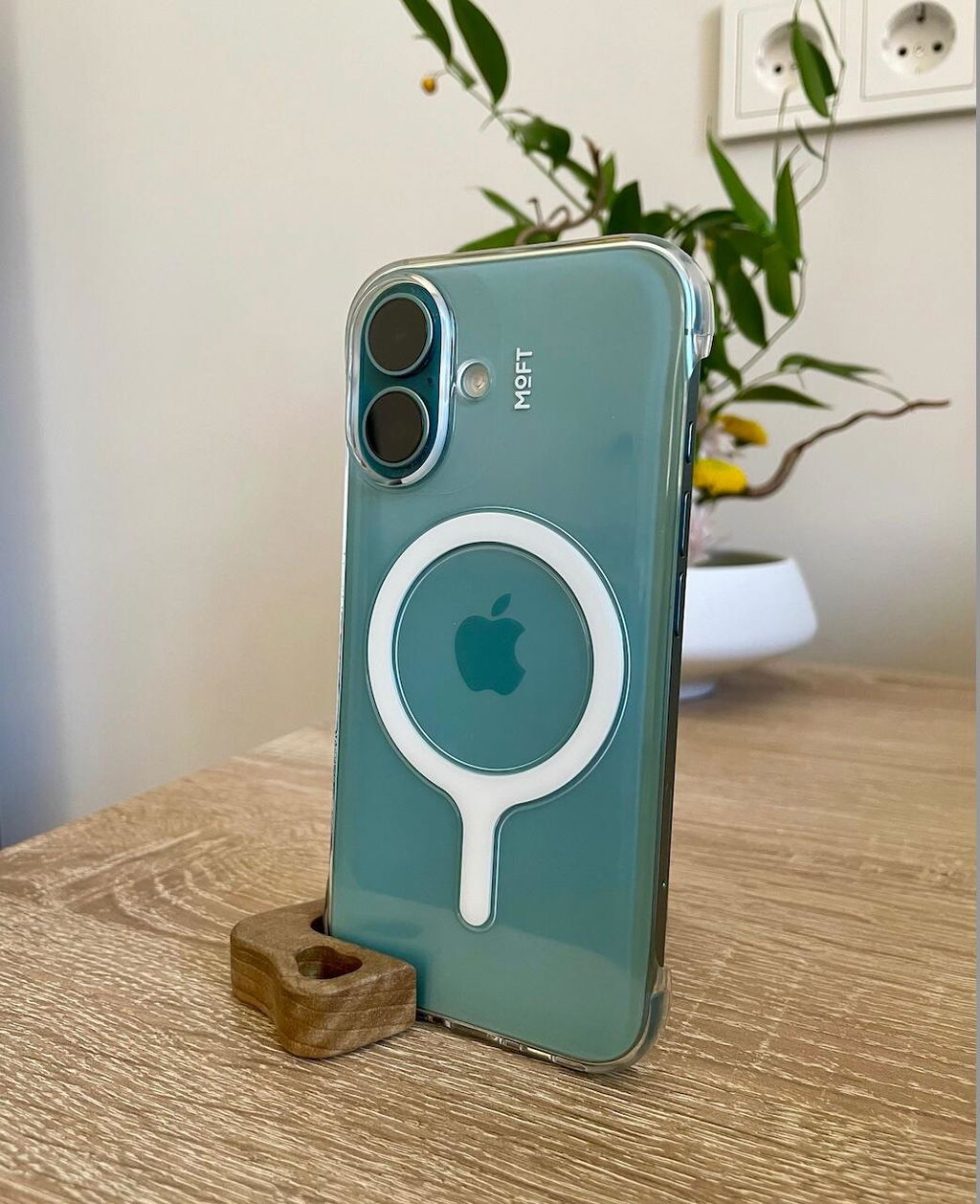 Прозорий чохол MOFT Snap Case для iPhone 16