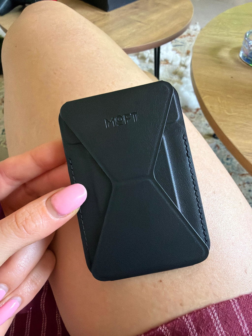 MOFT Trackable Snap-On — магнітний гаманець-підставка з Apple Find My
