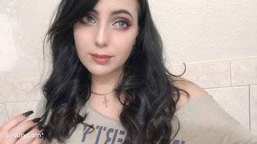 Customer photo wearing Mojosee colored contact lenses