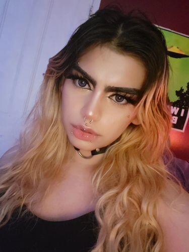 Customer photo wearing Mojosee colored contact lenses