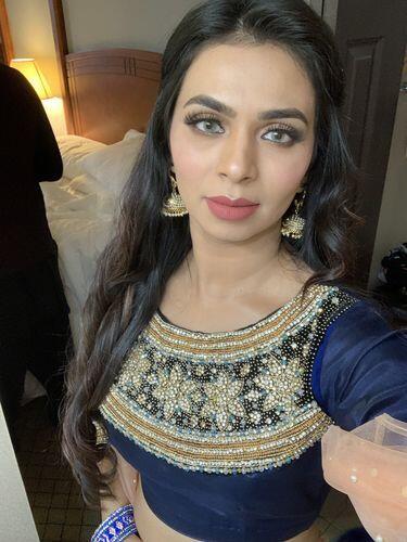 Customer photo wearing Mojosee colored contact lenses