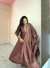 Ishika Rastogi review photo