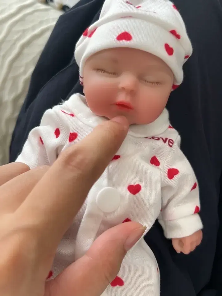 20cm Silicone Closed Eyes Peaches Mini Reborn Baby Girl In Red Heart Jumpsuits