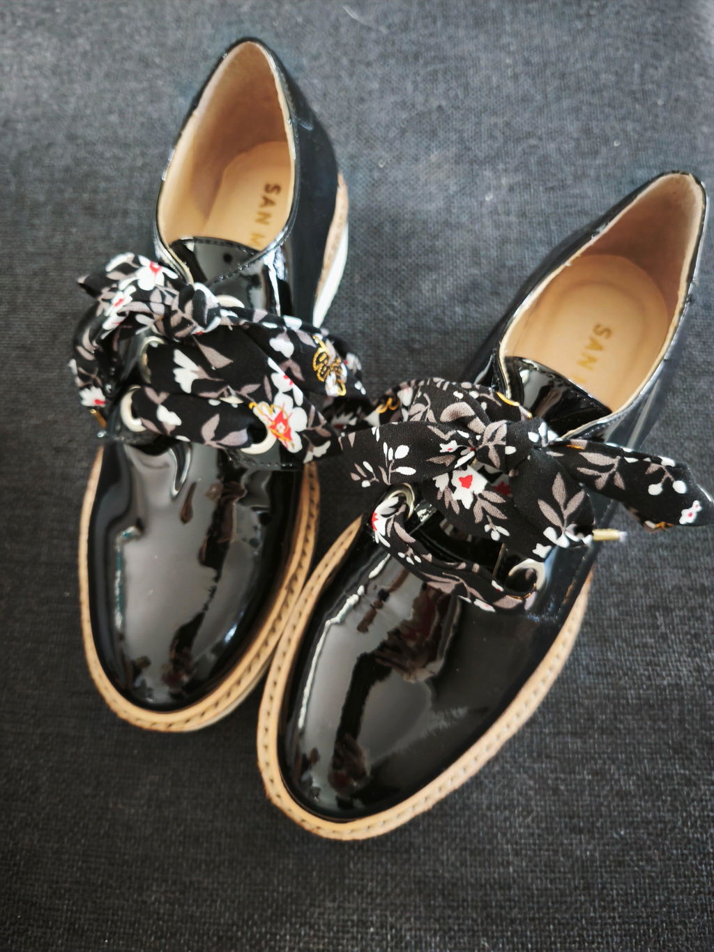 Lacets fleuris noir et blanc