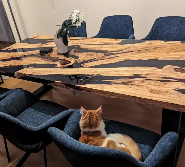 Epoxidharz-Tisch aus Olivenholz mit schwarzem und transparentem Harz