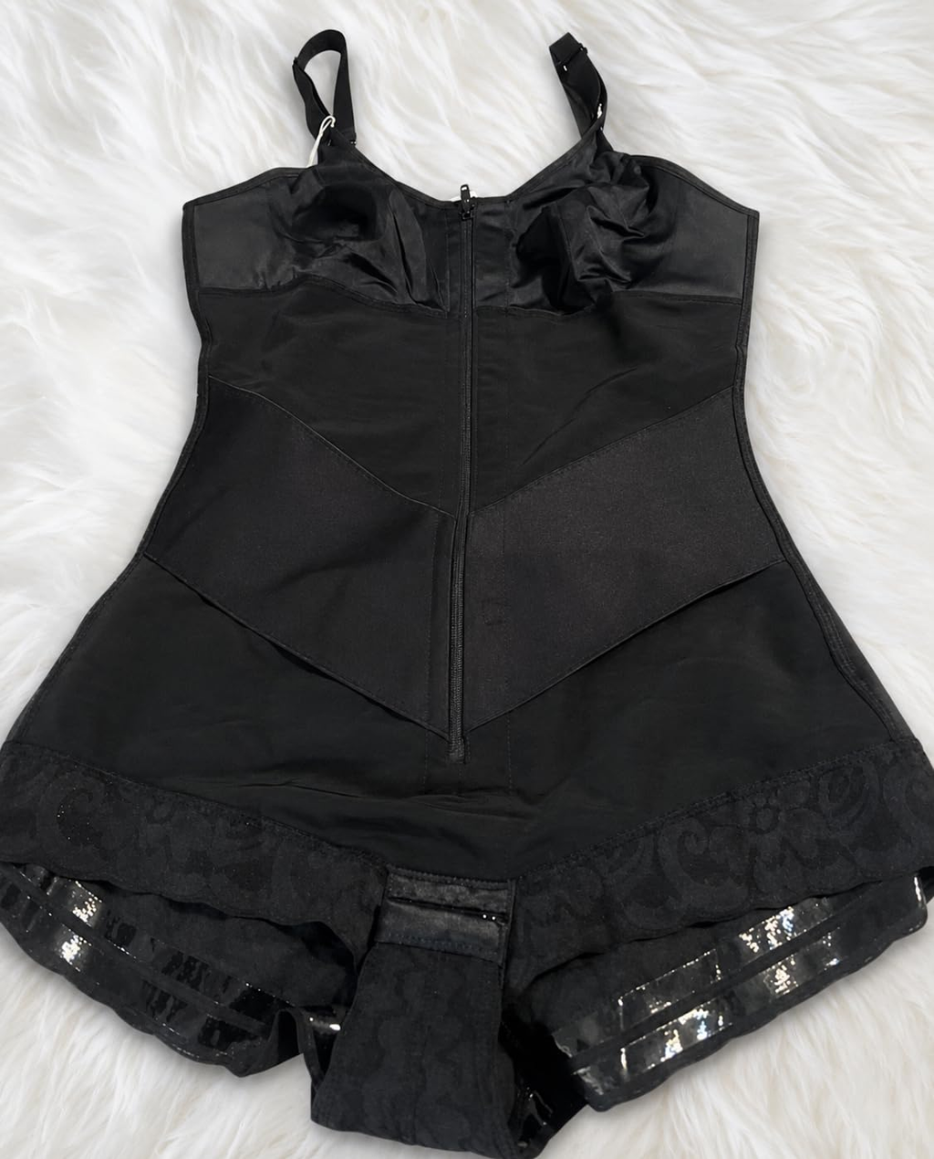 Body tipo faja con cremallera frontal y control de abdomen.