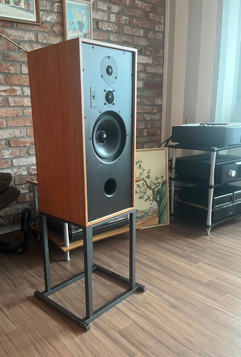 Custom Speaker Stands for Graham