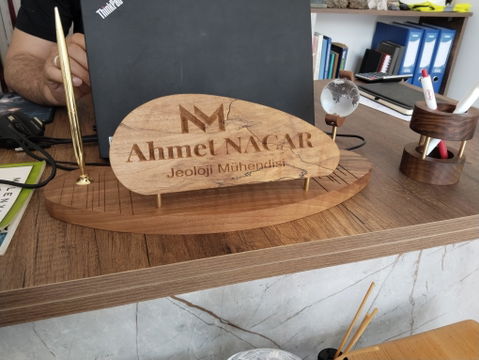 Triarch – Kişiye Özel Masif Ahşap Masa İsimliği