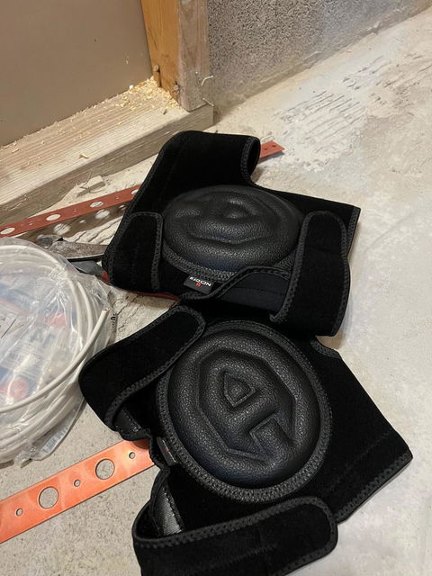 Foto de un cliente en una reseña de SupportGuard Pro Rodilleras de tapa suave de espuma y gel