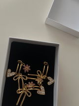 M. review photo