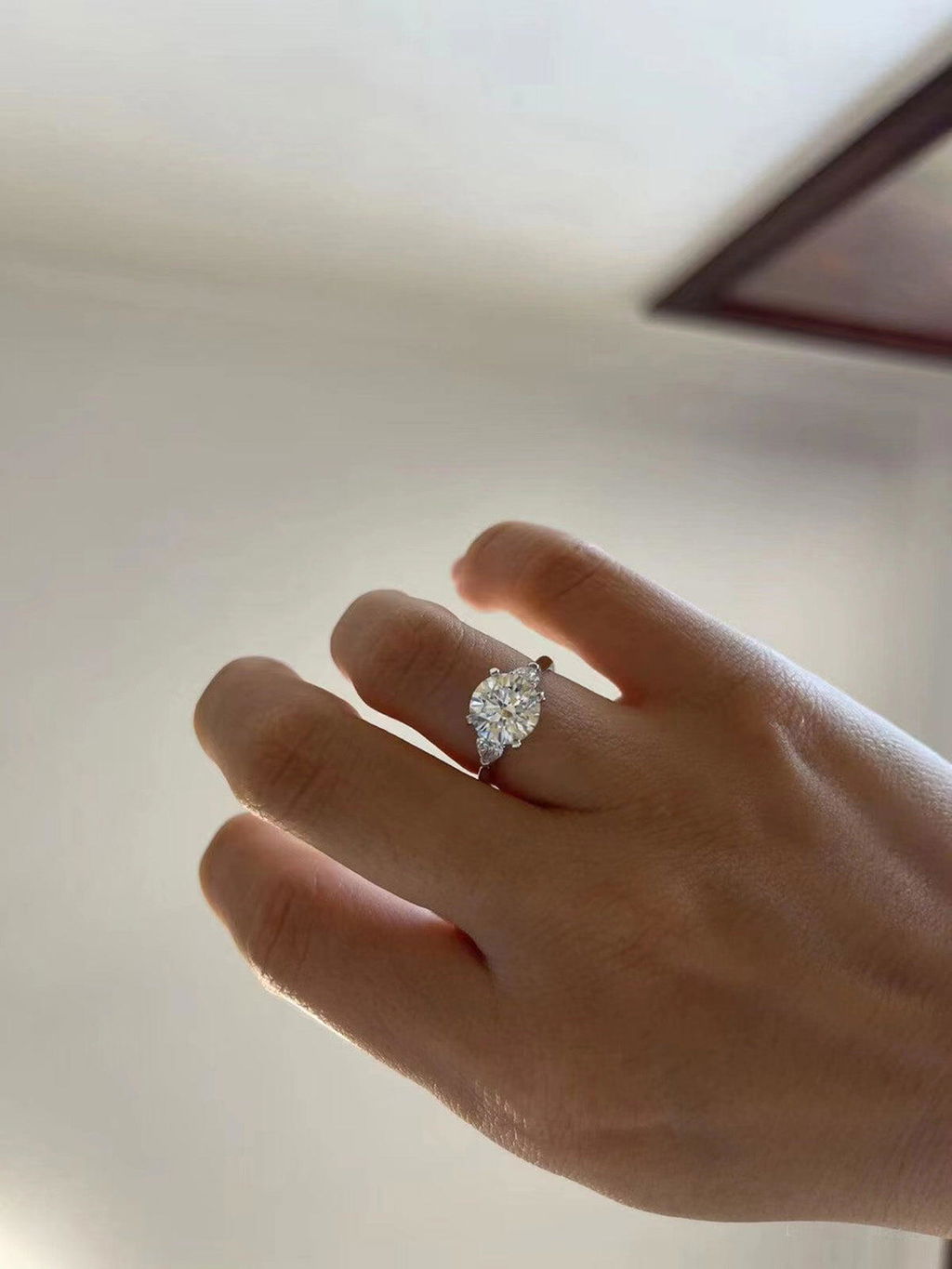 Three-Stone 1 Carat Round Diamond With Pear Side Stones Ring 18K Gold