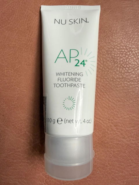 AP 24 Whitening Fluoride Zahnpasta