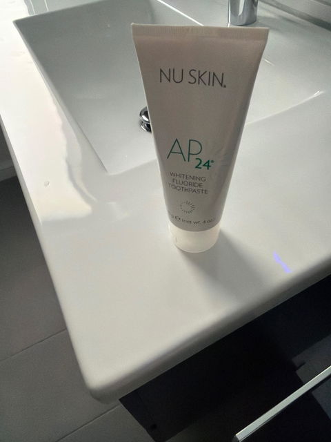 AP 24 Whitening Fluoride Zahnpasta
