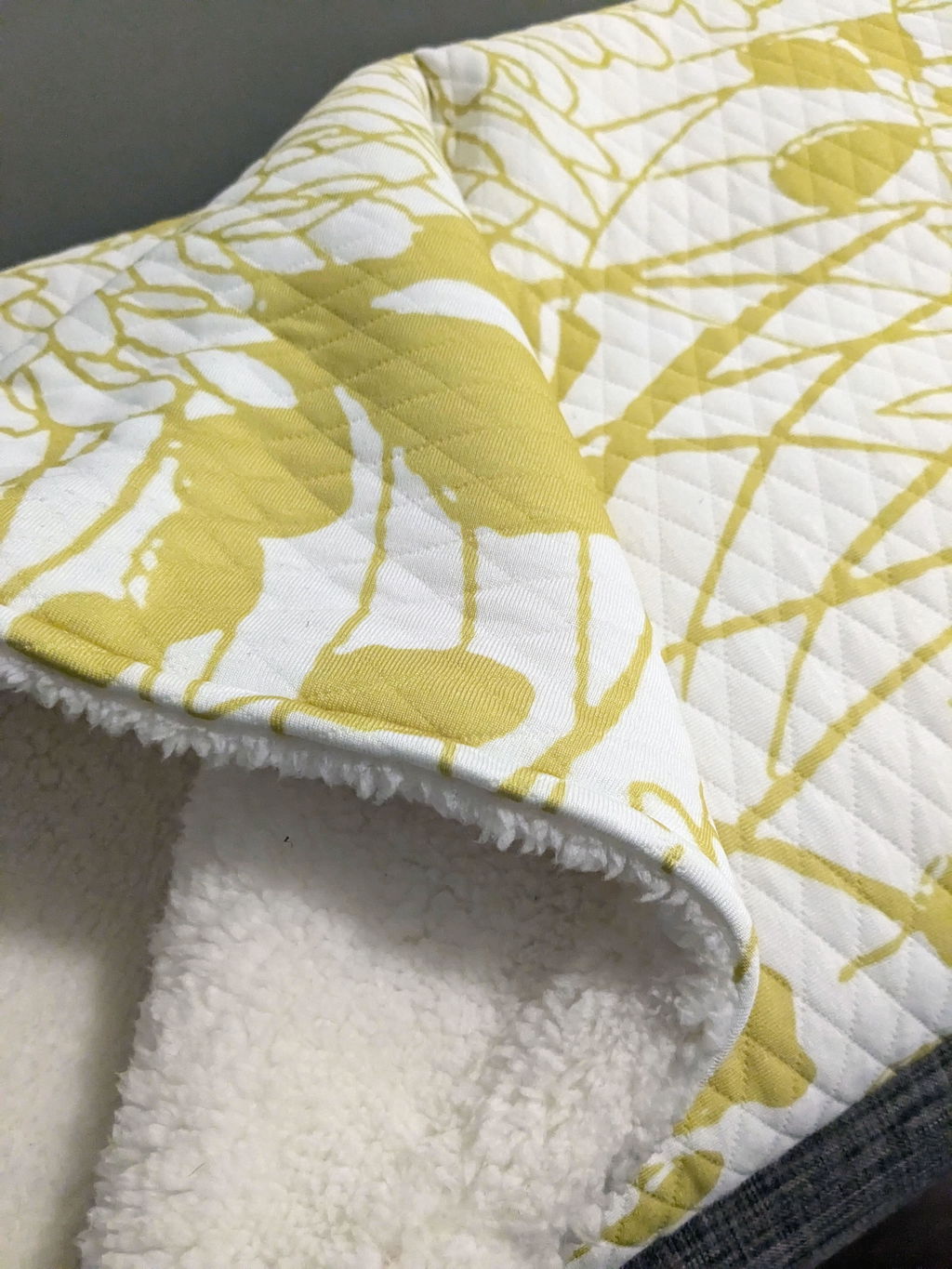 Chrysanthemums Quilted Jersey Blanket - White/Gold (52” x 38”)