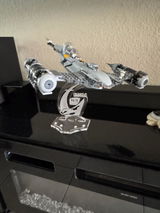 Display stand 3D-ENGV angled for Lego 75325 Mando's N-1 Starfighter +minifigures slots (A1068)