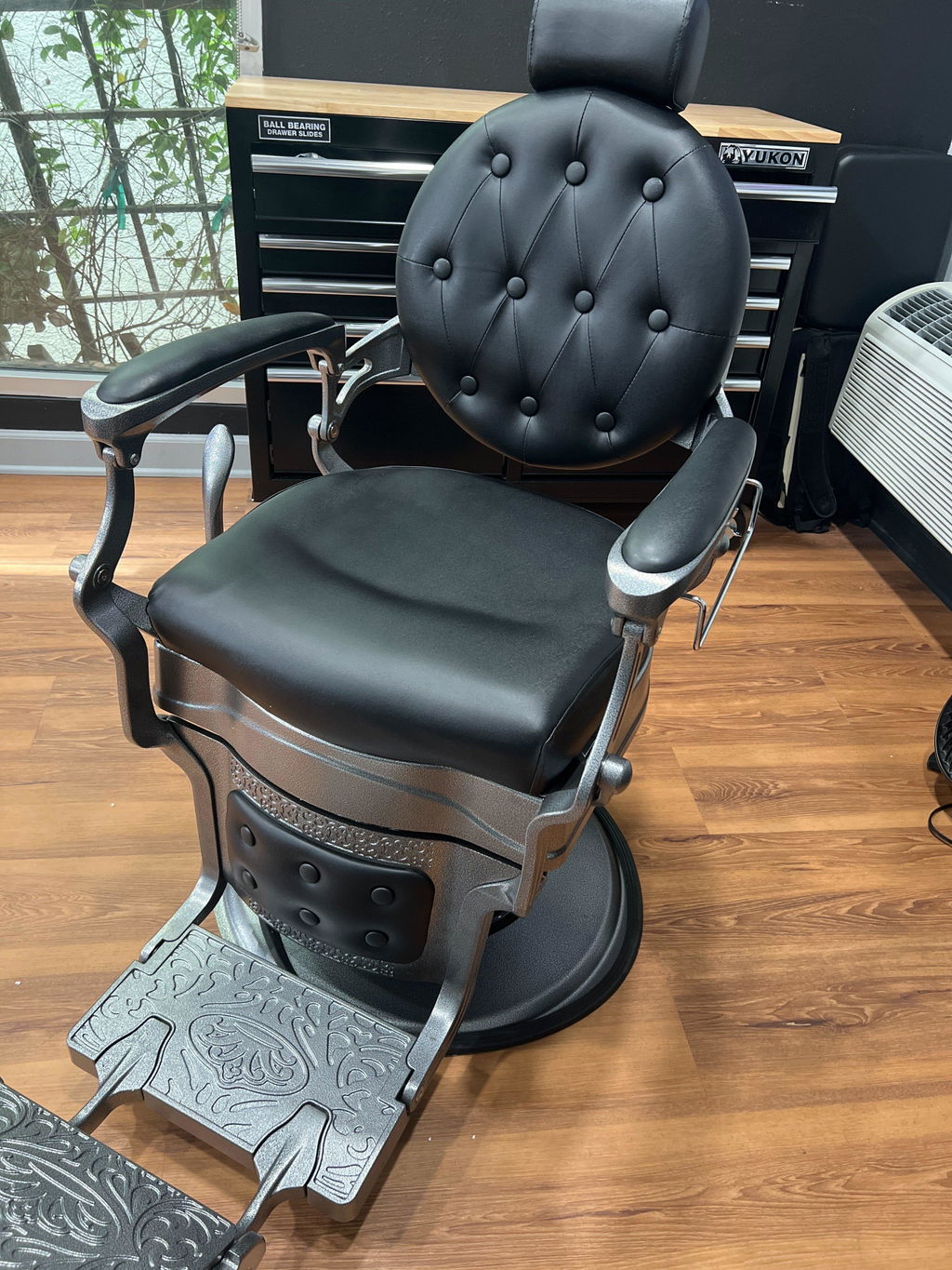 OmySalon BC1601 Vintage Style Heavy Duty Hydraulic Recline Barber Chair