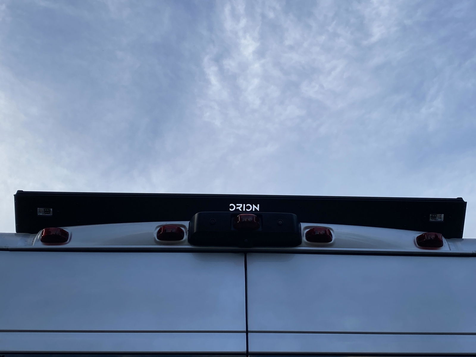 VAN VEEN / OVER THE UNIVERSE 帯有 165 Watt Walkable Solar Panel | Orion Van Gear