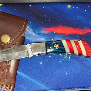 Authentic Damascus steel Back Lock Pocket Knife Green wood Handle Best folding Knife Razor sharp edge Best camping Tool Hunting Skinner EDC Knife with Leather Pouch .