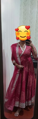 Neha tiwari review photo