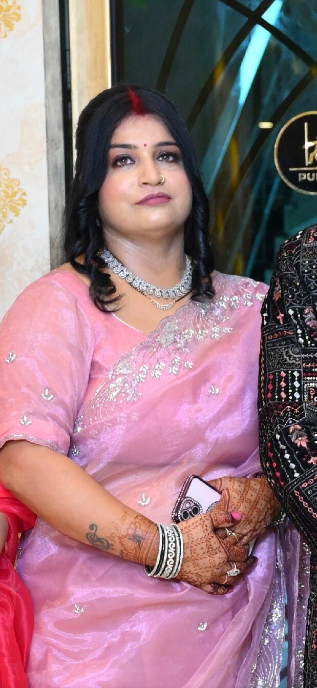 Monika in a pink saree wearing lipstick from the Festive Gift Pack