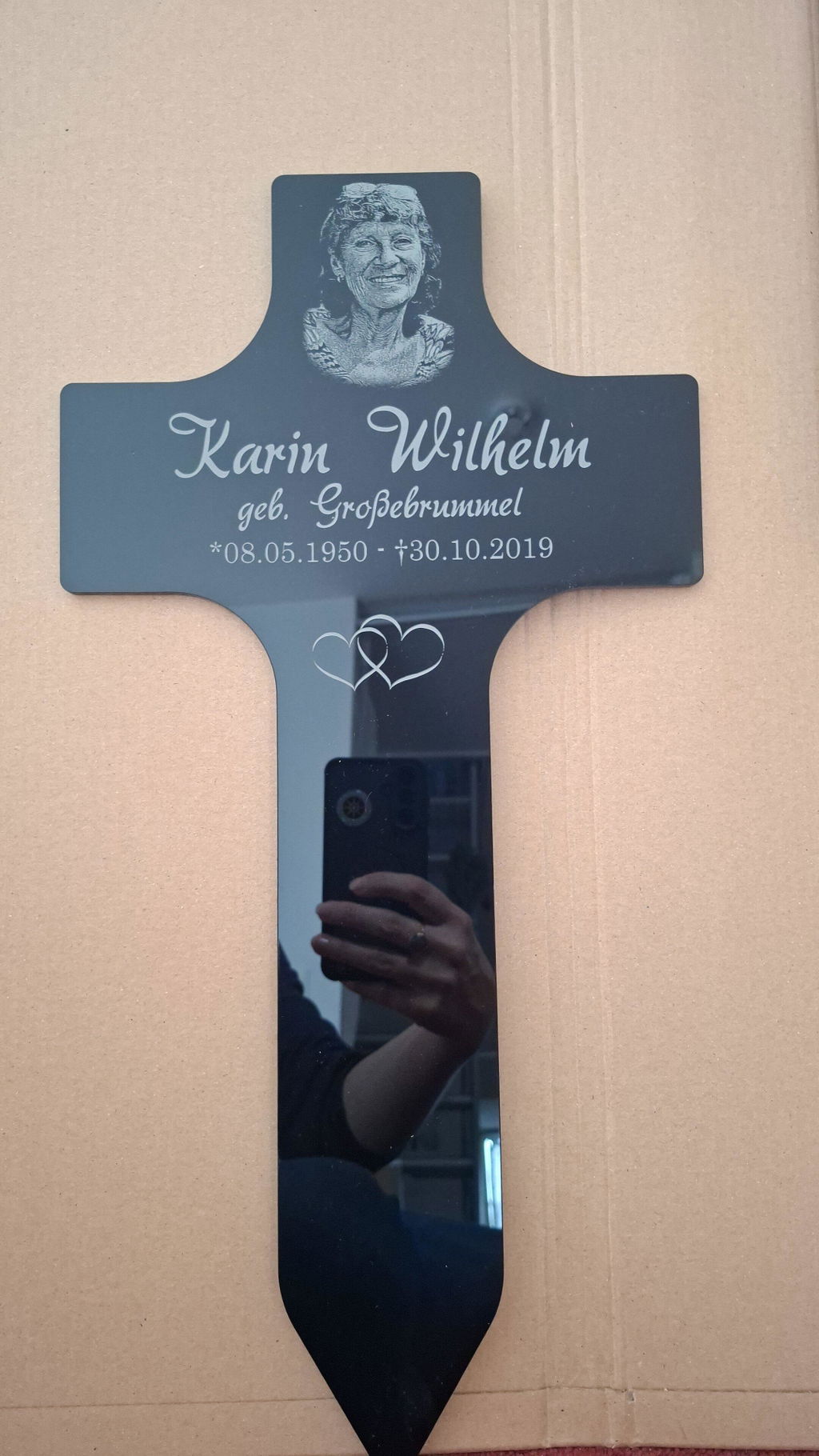 Personalisierter Acrylglas Grabschmuck Steckkreuz Schwarz - Foto Lasergravur