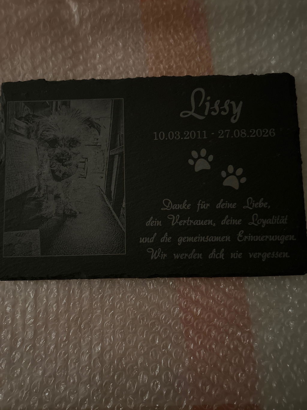 Personalisierter Schiefer Tiergrabstein 30x20cm - Foto Lasergravur