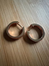 M. review photo
