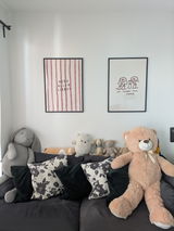 Kundenfoto zu Otter Illustrationsposter in Bordeaux-Rot