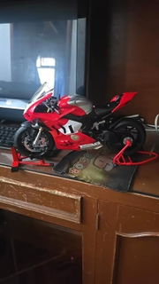 Kundenfoto für Ducati Panigale V4R Metallmodell 1:6 mit LED-Scheinwerfer — Gearfinch