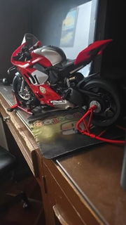 Kundenfoto für Ducati Panigale V4R Metallmodell 1:6 mit LED-Scheinwerfer — Gearfinch