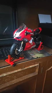 Kundenfoto für Ducati Panigale V4R Metallmodell 1:6 mit LED-Scheinwerfer — Gearfinch