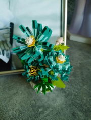 Photo client de Vase à bouquet en mini-briques, kit déco de bureau — Gearfinch