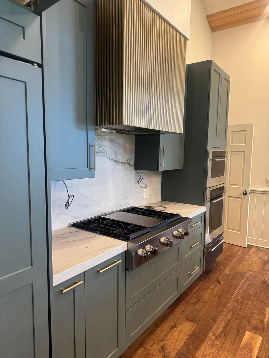 RHM Luxury Box Custom Brass Range Hood with Ribs SH5-LF-R02
